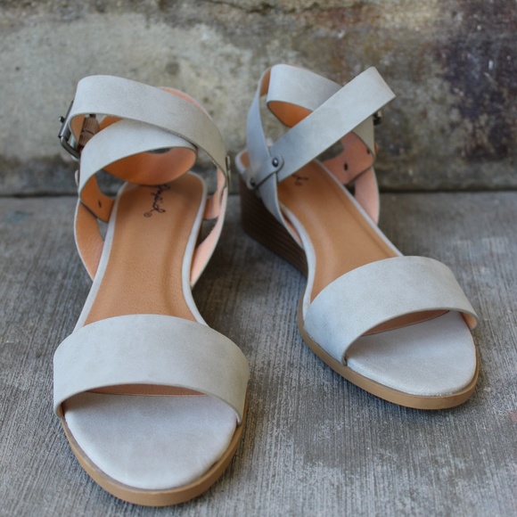 Shoes - 🚨LAST PAIR!!//The Jene// Light grey Stappy Sandal